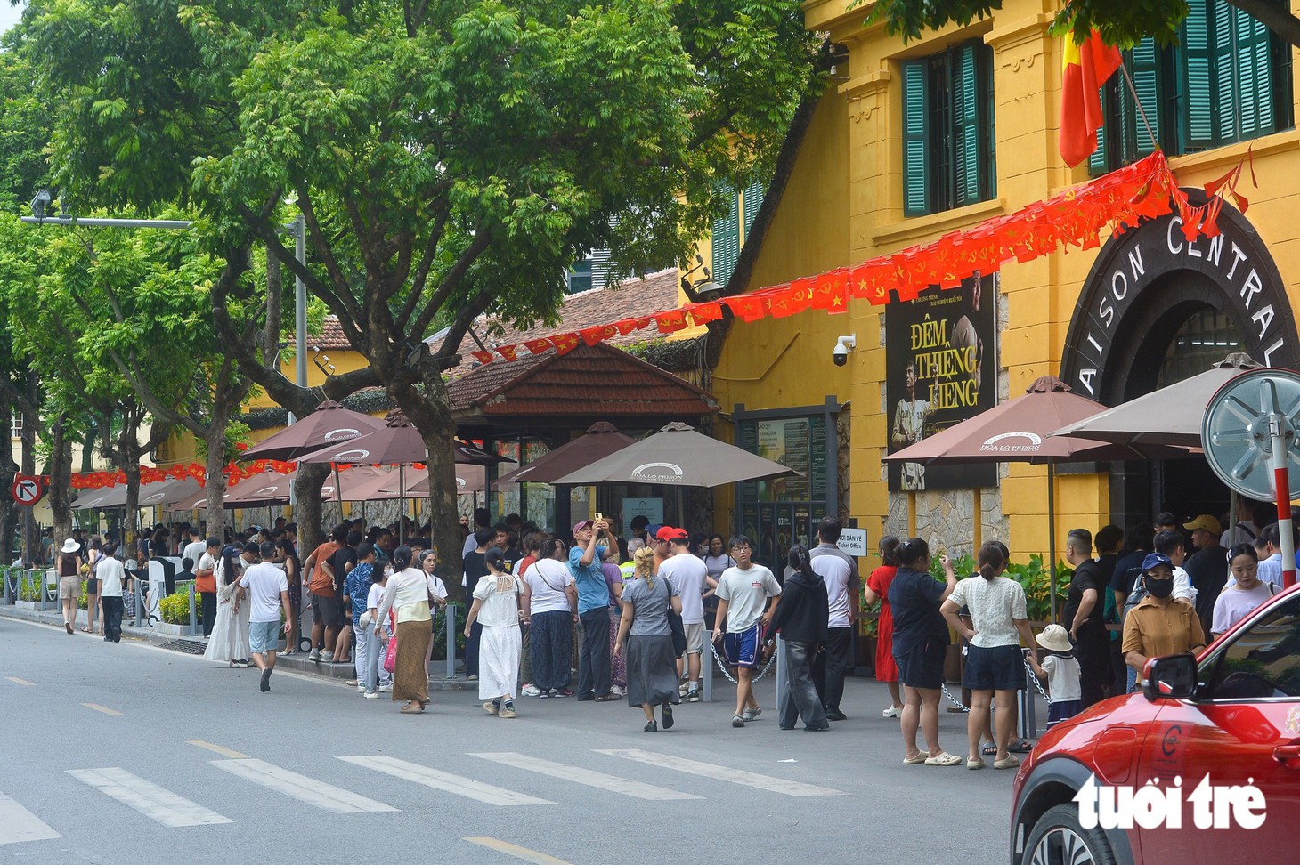 Nhà tù Hỏa Lò đông nghịt người, du khách xếp hàng dài mua vé - Ảnh 4.