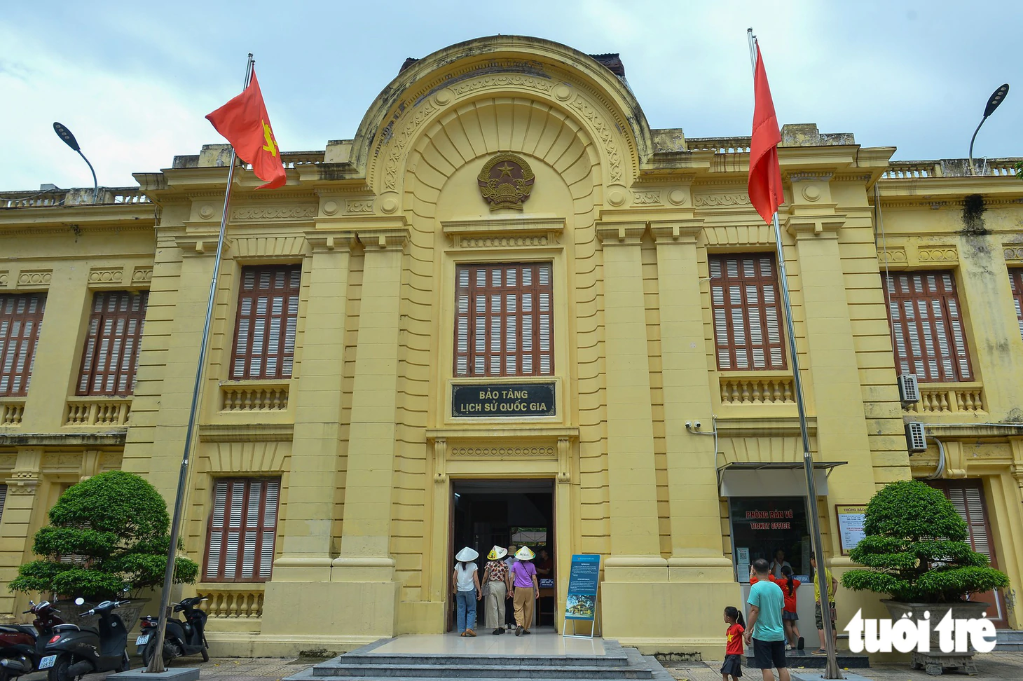 Nhà tù Hỏa Lò đông nghịt người, du khách xếp hàng dài mua vé - Ảnh 9.