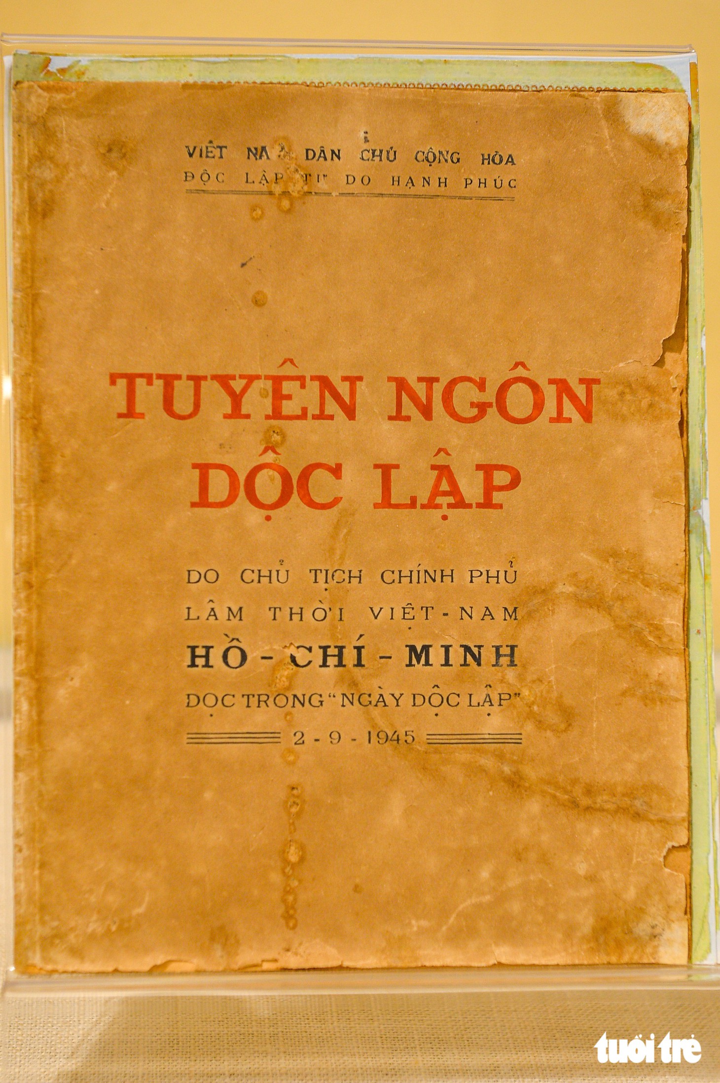 Nhà tù Hỏa Lò đông nghịt người, du khách xếp hàng dài mua vé - Ảnh 12.