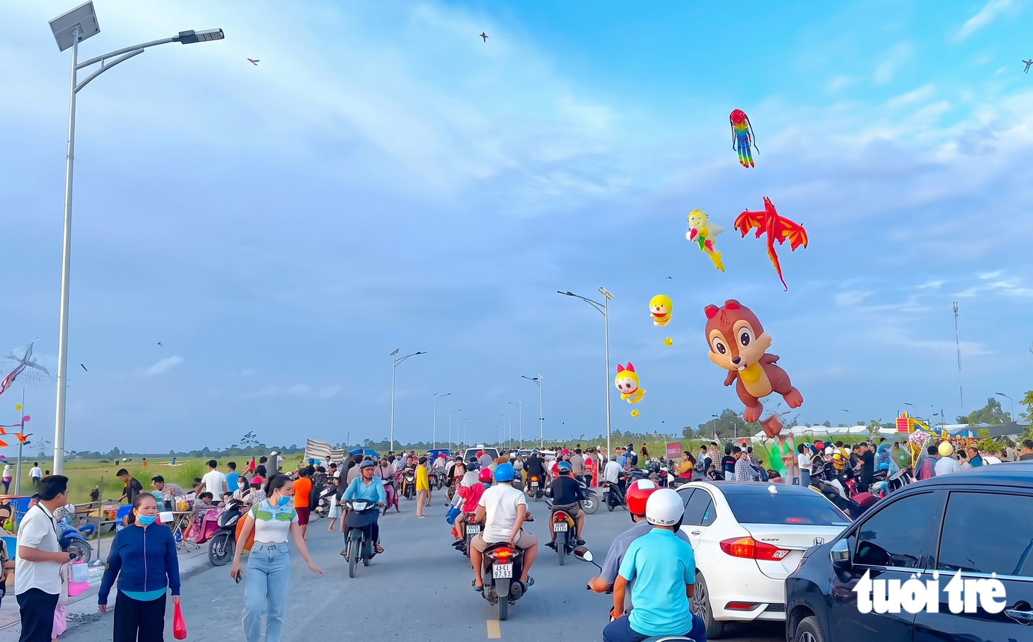 Lễ 2 - 9 tại hồ Lạc Địa: Trải nghiệm thả diều thú vị và hóng gió miền Tây - Ảnh 1.