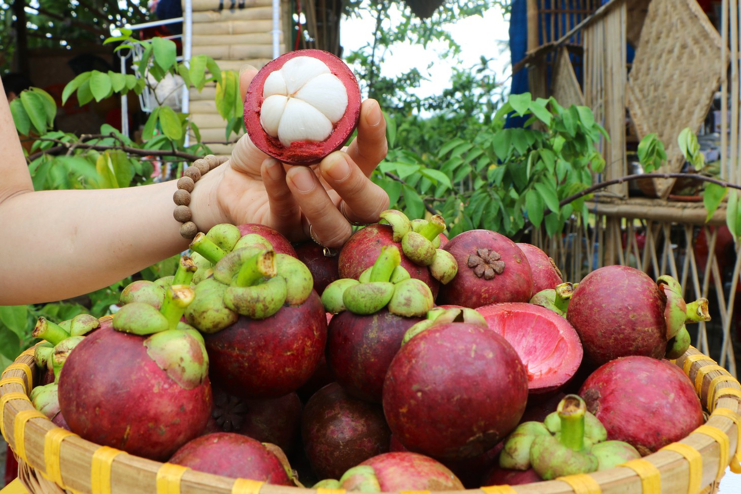 Food tour hội làng Lộc Yên: Khám phá ẩm thực dân gian giữa ‘Miền quê hạnh phúc’ - Ảnh 5.