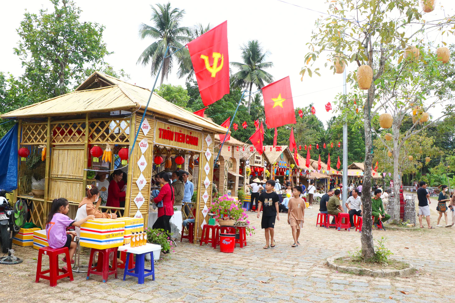 Food tour hội làng Lộc Yên: Khám phá ẩm thực dân gian giữa ‘Miền quê hạnh phúc’ - Ảnh 2.