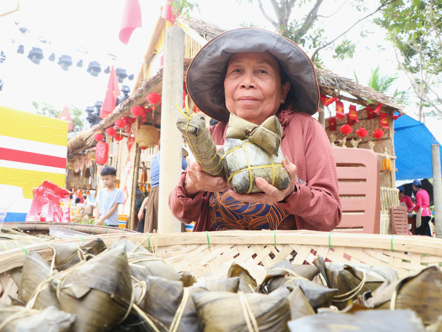 Food tour hội làng Lộc Yên: Khám phá ẩm thực dân gian giữa ‘Miền quê hạnh phúc’ - Ảnh 3.