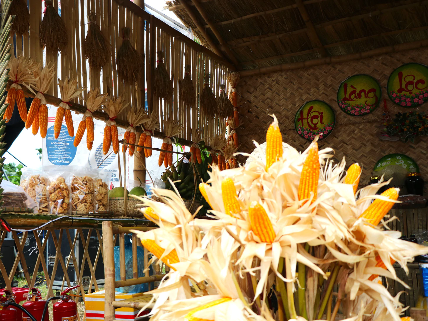 Food tour hội làng Lộc Yên: Khám phá ẩm thực dân gian giữa ‘Miền quê hạnh phúc’ - Ảnh 4.
