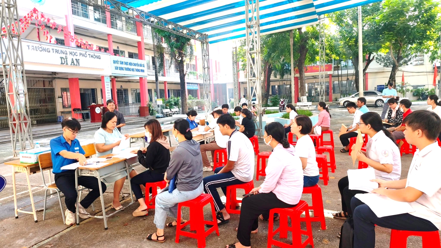 Bí thư phường Dĩ An đông dân nhất TP.HCM trả lời Tuổi Trẻ - Ảnh 2.