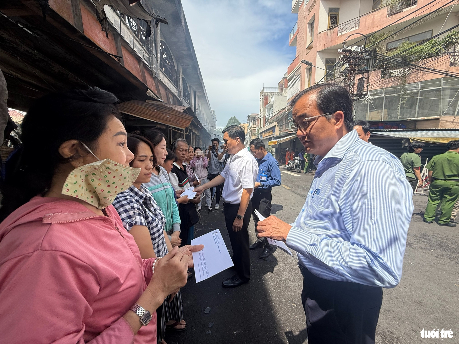 Chính quyền hỗ trợ tiểu thương, bắt đầu khám nghiệm hiện trường vụ cháy trung tâm thương mại Biên Hoà - Ảnh 2.