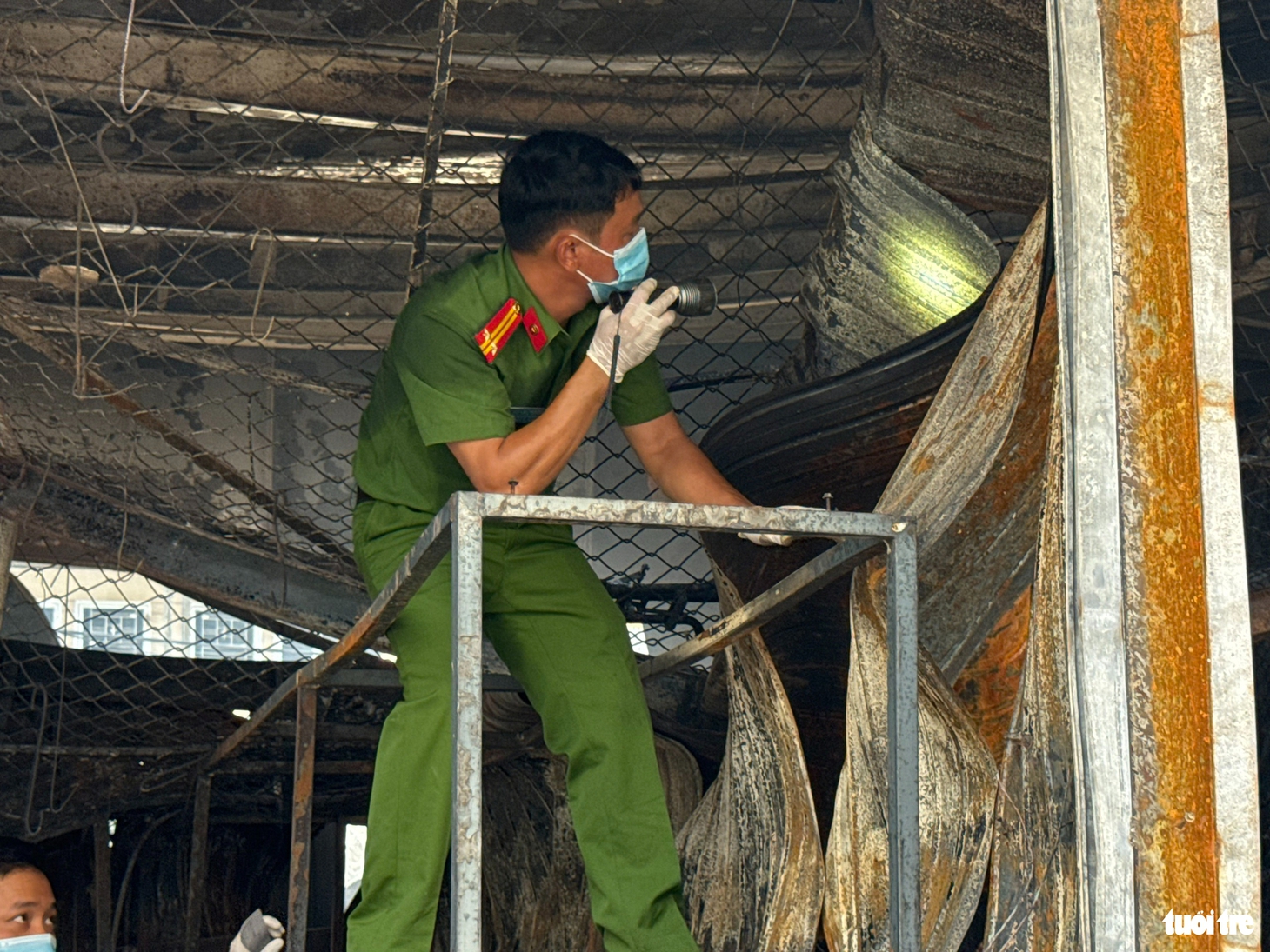 Chính quyền hỗ trợ tiểu thương, bắt đầu khám nghiệm hiện trường vụ cháy trung tâm thương mại Biên Hoà - Ảnh 8.