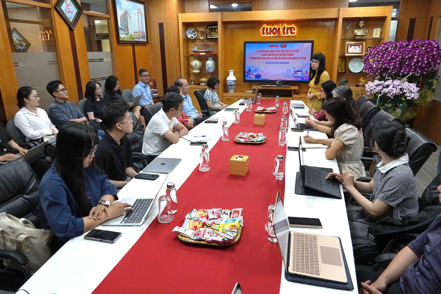 Giảng viên , học viên cao học báo chí tìm hiểu đào tạo báo chí tại Tuổi Trẻ 2026 - Ảnh 3.