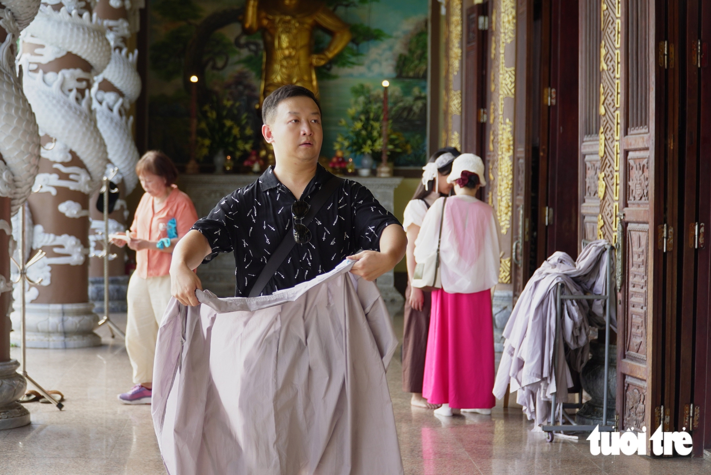 Khách mặc 'đồ xuyên thấu' đi tham quan: Chỉ một chiếc chân váy, vì sao chùa Linh Ứng được khen? - Ảnh 1.