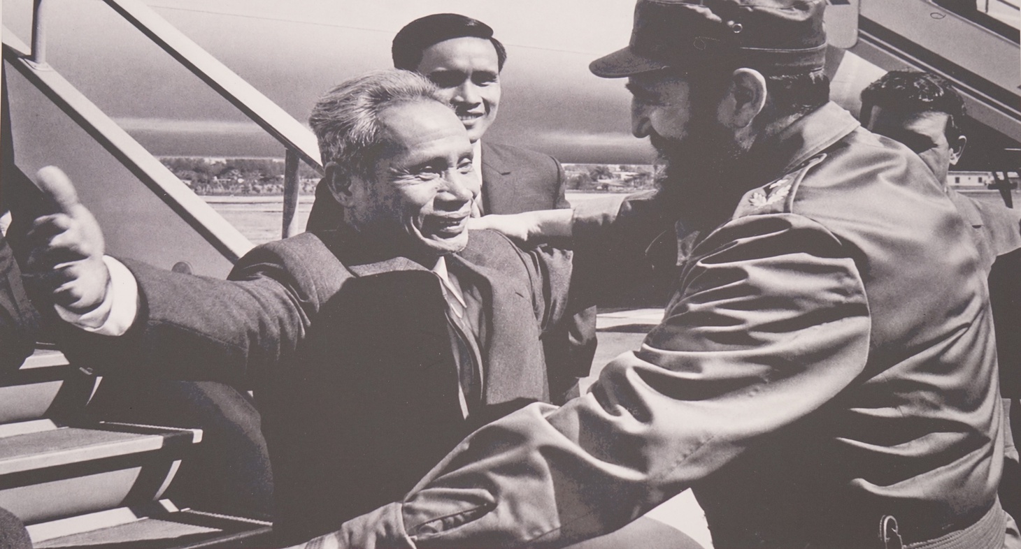 Những hình ảnh quý từ Cuba, Chủ tịch Fidel Castro chặt mía, đọc sách giữa núi rừng - Ảnh 9.