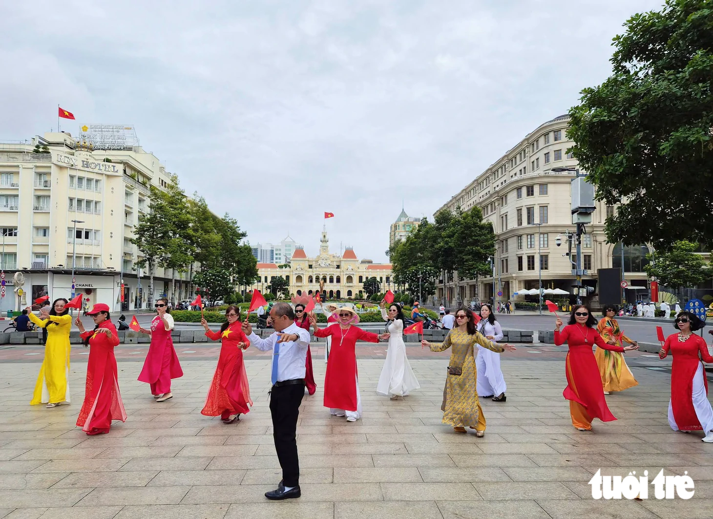 Vi vu TP.HCM dịp lễ 2-9 với sắc đỏ rực rỡ và hoàng hôn tuyệt đẹp - Ảnh 4.