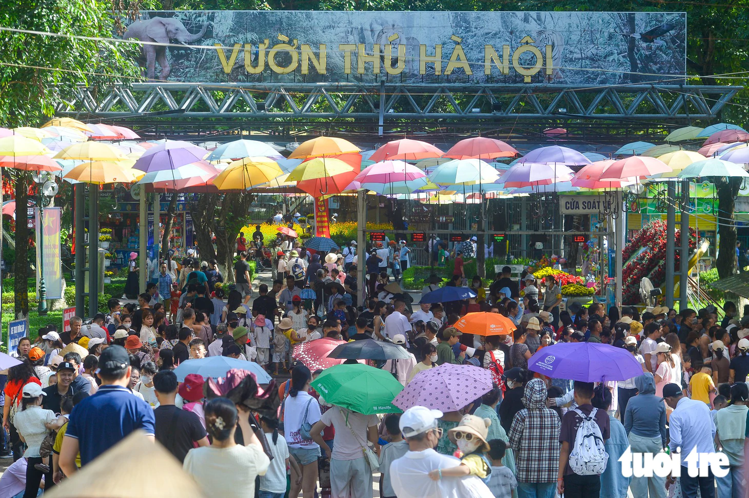 Sắp hết kỳ nghỉ lễ Quốc khánh, vườn thú Hà Nội đông nghịt khách - Ảnh 1.