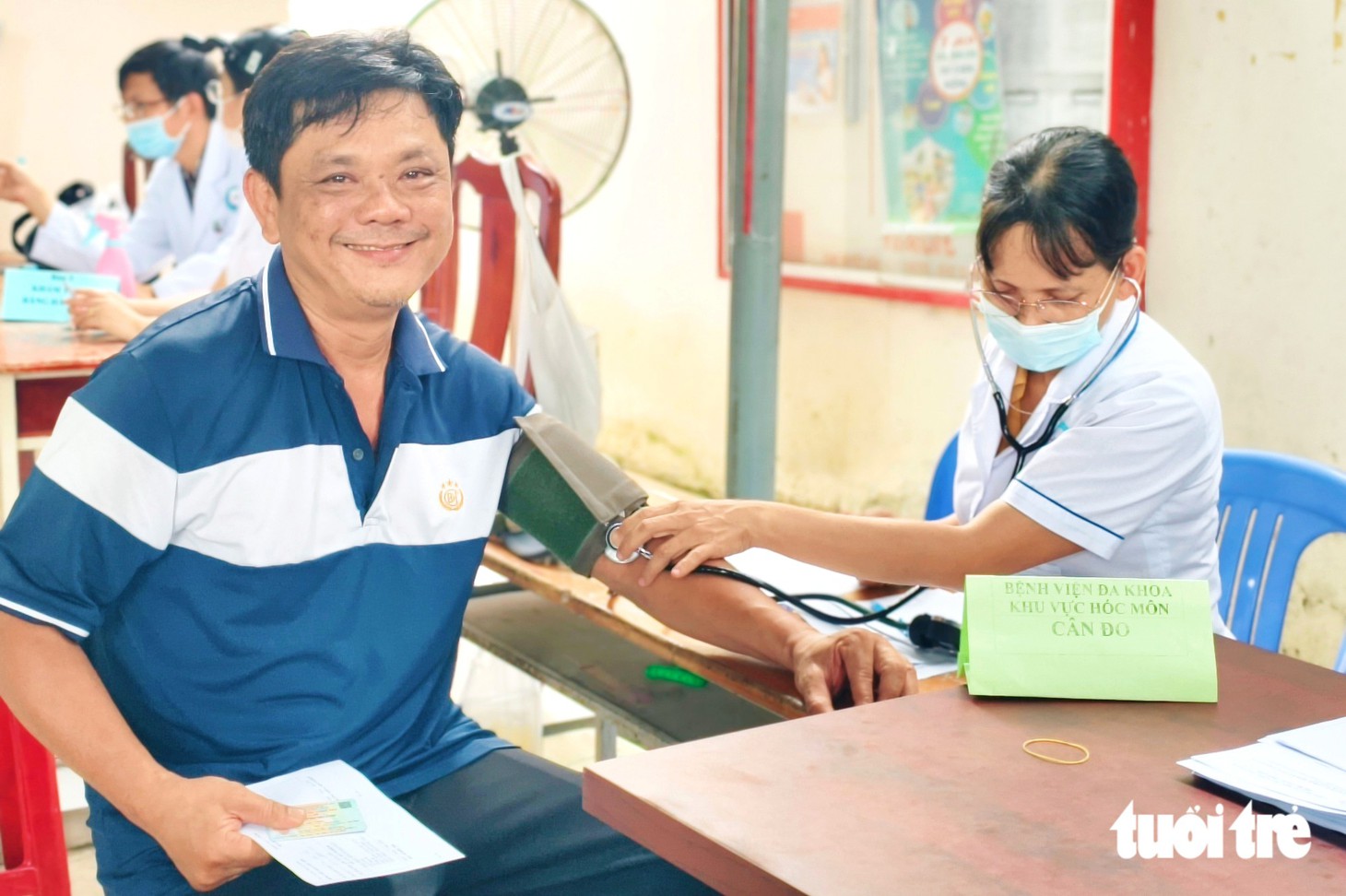 Người dân TP.HCM tranh thủ ngày nghỉ lễ đi khám sức khỏe miễn phí - Ảnh 2.