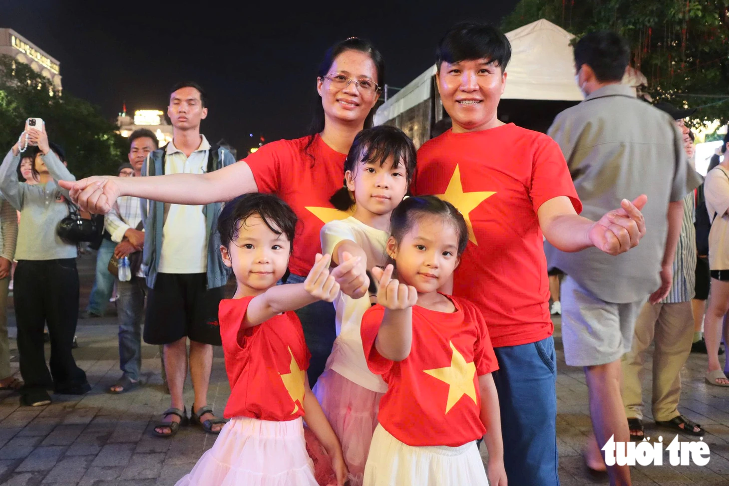 Trung tâm TP.HCM rộn ràng trước lễ 2-9, bạn trẻ, gia đình check-in, 'cắm trại' - Ảnh 4.