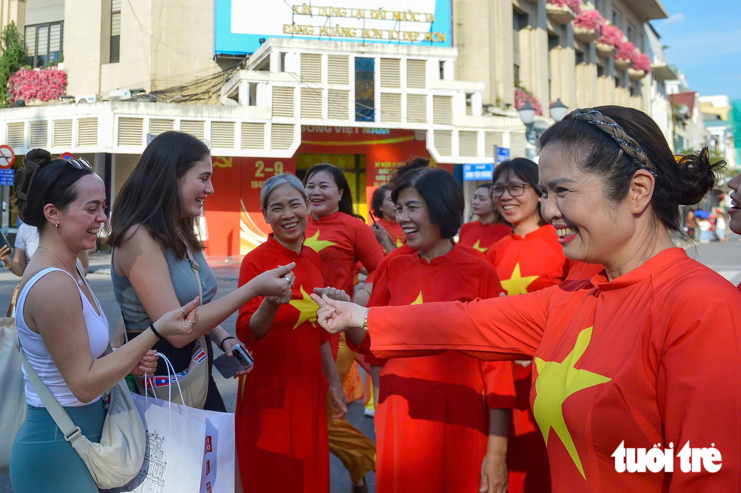 Trung tâm TP.HCM rộn ràng trước lễ 2-9, bạn trẻ, gia đình check-in, 'cắm trại' - Ảnh 9.