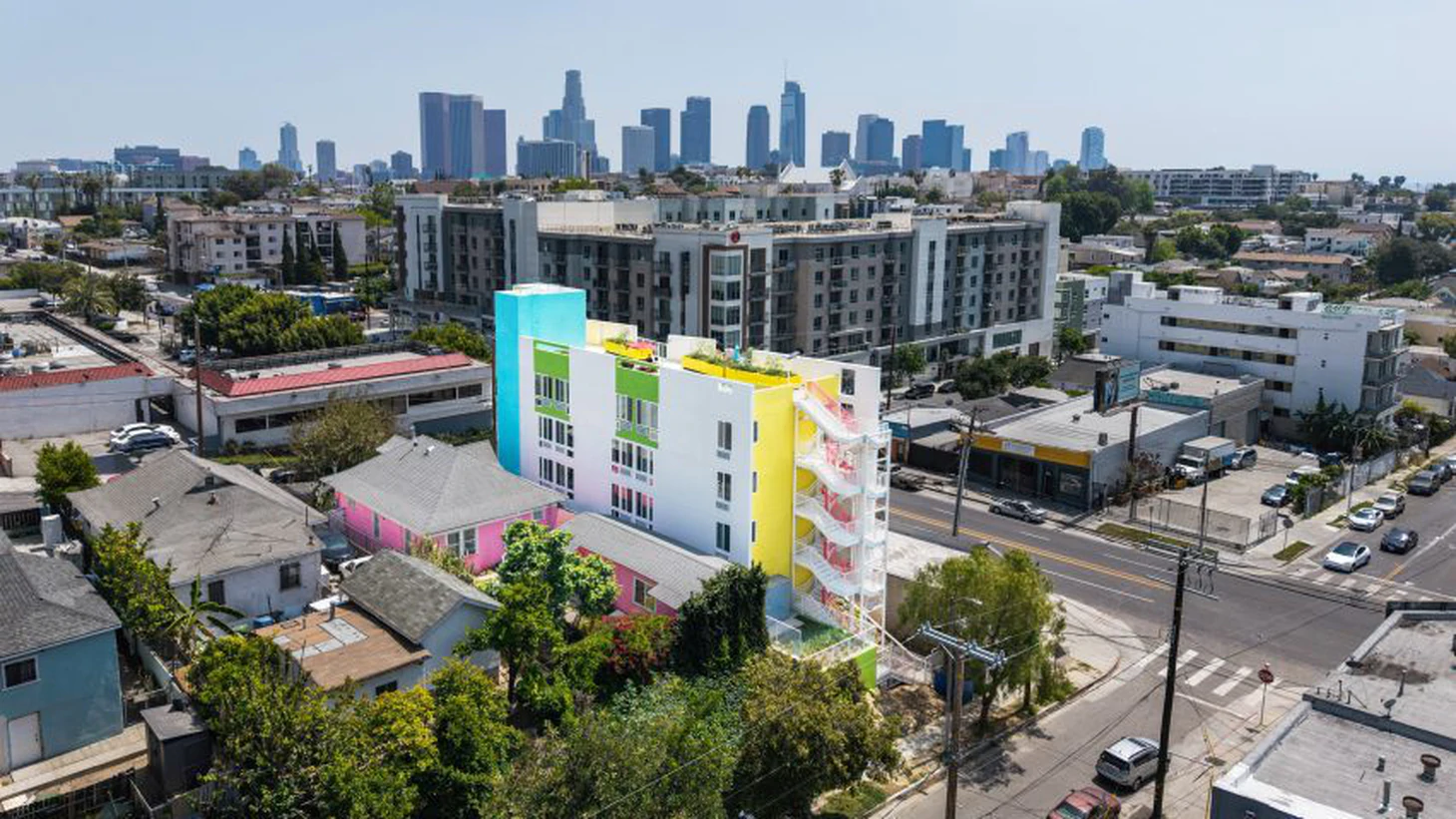 Nhà ở hỗ trợ người vô gia cư trên khu đất 'cực kỳ hẹp' ở Los Angeles - Ảnh 2.