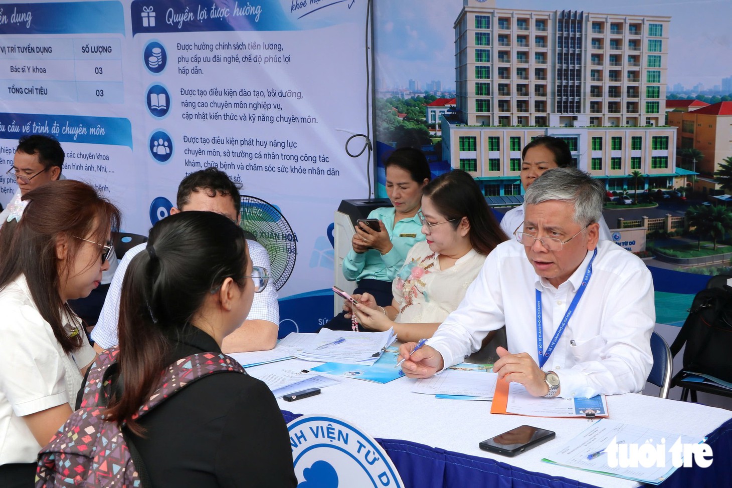Nhiều trạm y tế TP.HCM 'thắng lớn' trong ngày hội việc làm vì tuyển dụng đủ bác sĩ sớm - Ảnh 3.