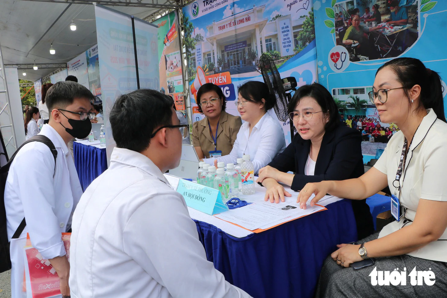 Nhiều trạm y tế TP.HCM 'thắng lớn' trong ngày hội việc làm vì tuyển dụng đủ bác sĩ sớm - Ảnh 6.