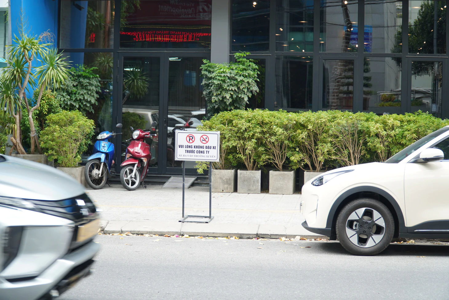 Dân tự ý đặt bảng cấm đỗ xe, có nhà ở Đà Nẵng đặt tới 5 bảng cấm đậu - Ảnh 1.