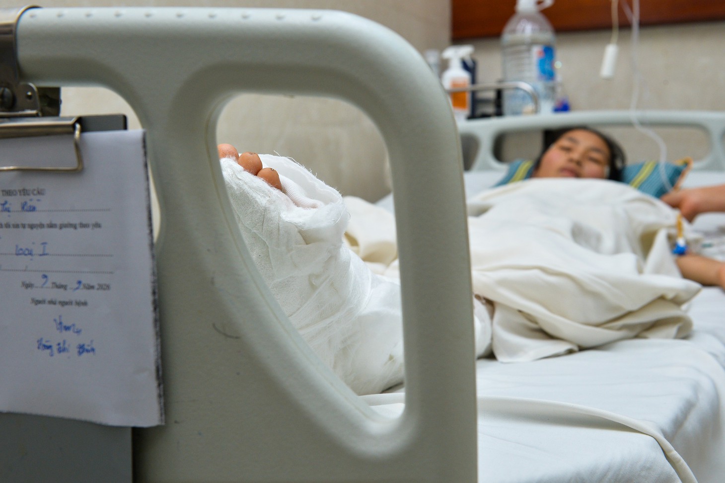 Mê man trong cơn sốt, cô giáo mầm non bị cắt một chân rơi nước mắt khi nhắc đến hai con - Ảnh 2.