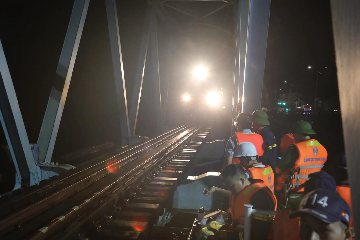 Cảnh sát và cả trăm người tham gia giải cứu cầu đường sắt bị sà lan mắc vào - Ảnh 3.