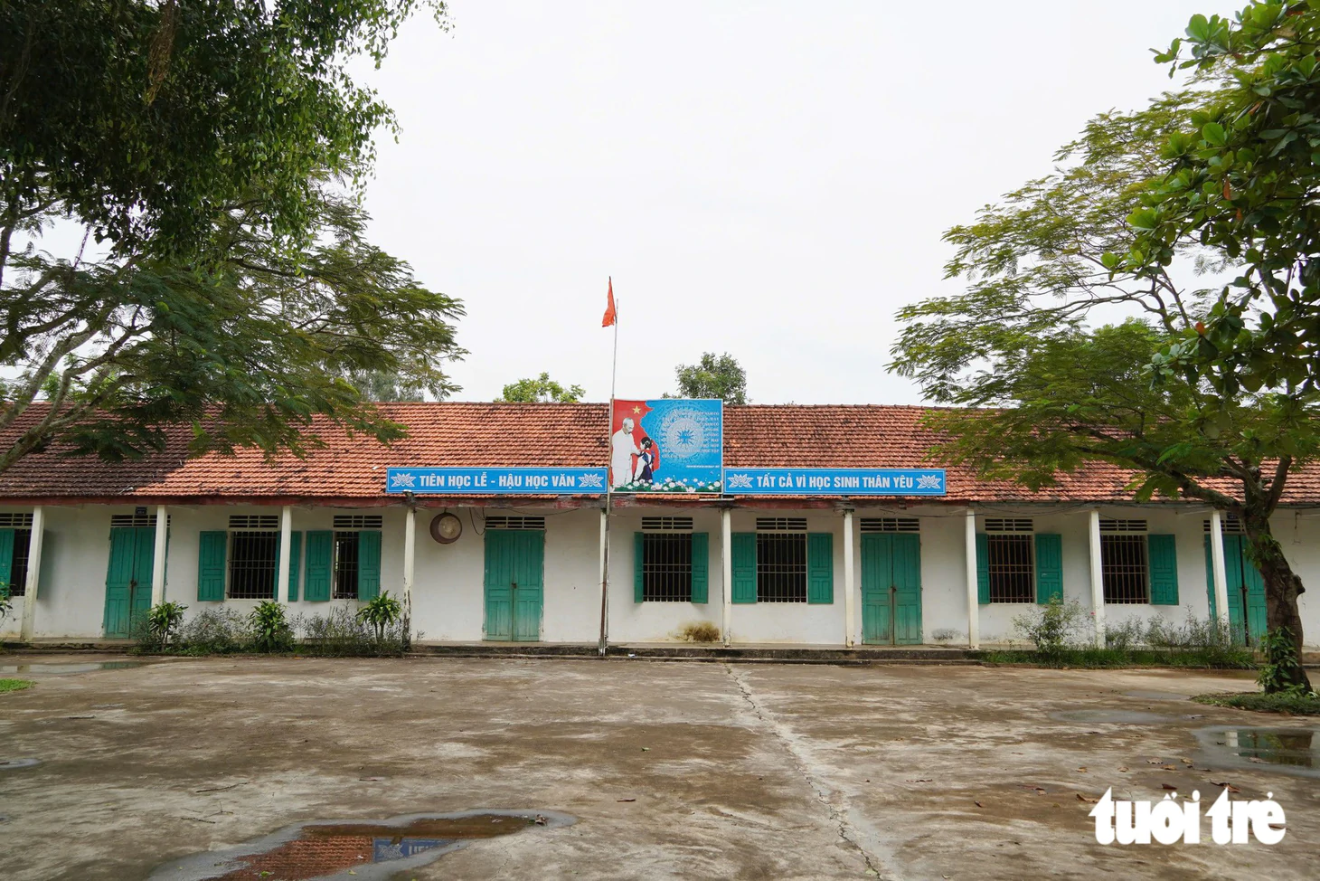 Cận cảnh lớp học 28 năm phải căng bạt, giám đốc sở mục sở thị 'giật mình' - Ảnh 3.