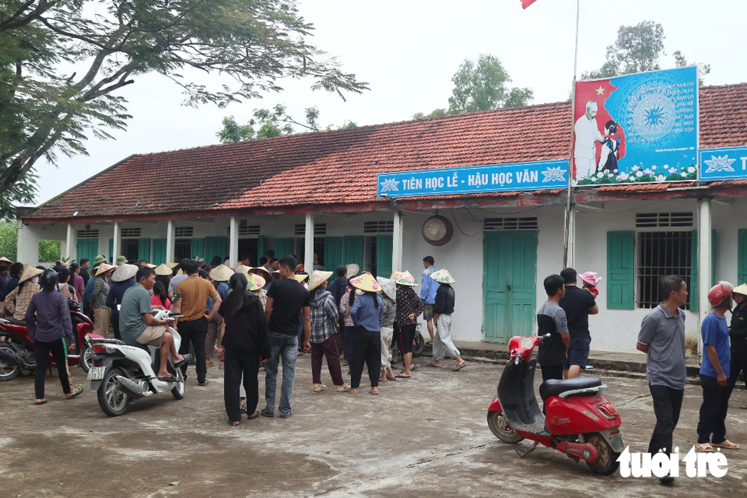 Cận cảnh lớp học 28 năm phải căng bạt, giám đốc sở mục sở thị 'giật mình' - Ảnh 10.