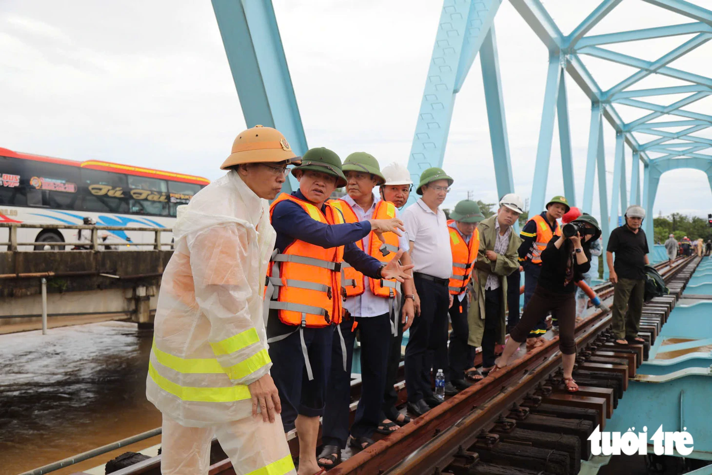 Cả trăm người giải cứu cầu đường sắt bị sà lan hút cát mắc vào - Ảnh 2.