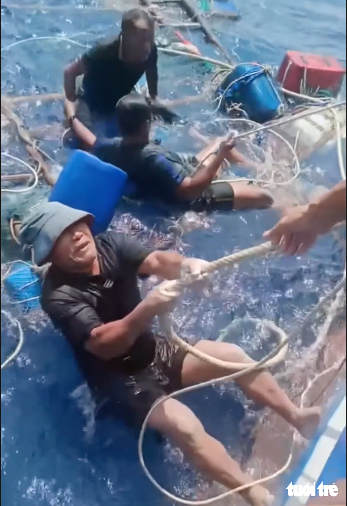 32 ngư dân trở về từ cõi chết: uống cả nước tiểu cầm hơi, bất lực nhìn từng bạn tàu buông tay - Ảnh 12.