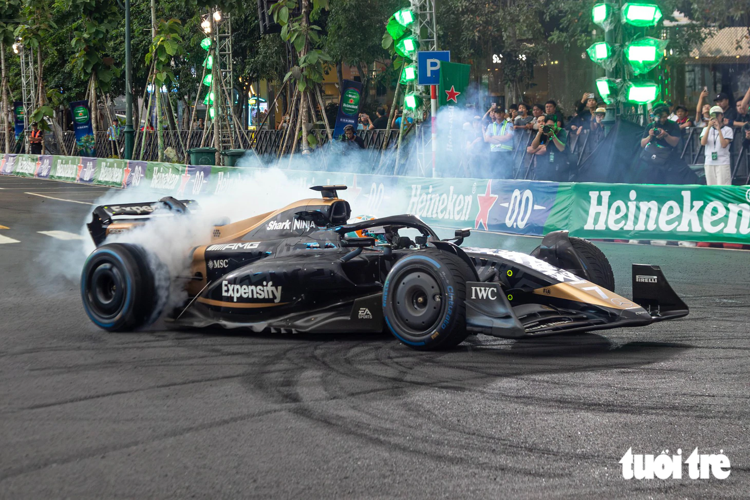 Xe đua APXGP của 'F1 The Movie' xuất hiện ở Việt Nam - Ảnh 13.