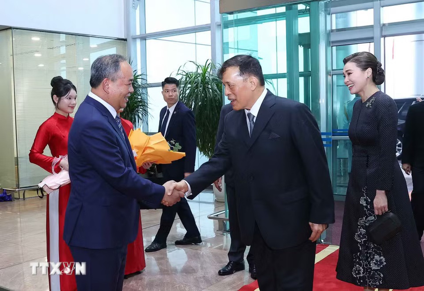 Nhà Vua Thái Lan và Hoàng hậu đến Hà Nội, bắt đầu thăm cấp Nhà nước tới Việt Nam - Ảnh 2.