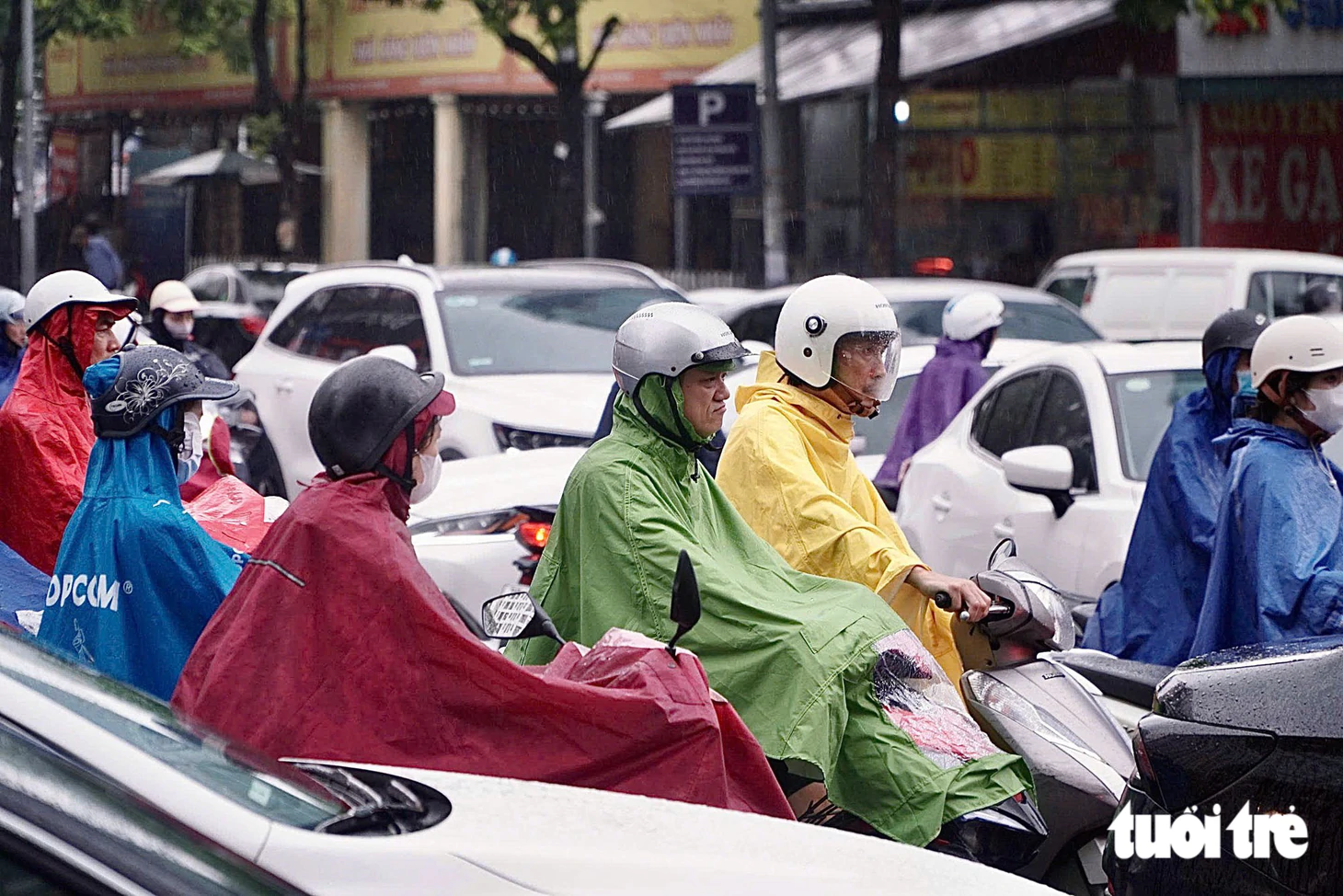 Đường phố tắc, ngập đúng giờ cao điểm, người Hà Nội đi gần 2 tiếng vẫn chưa tới được nơi làm việc - Ảnh 3.