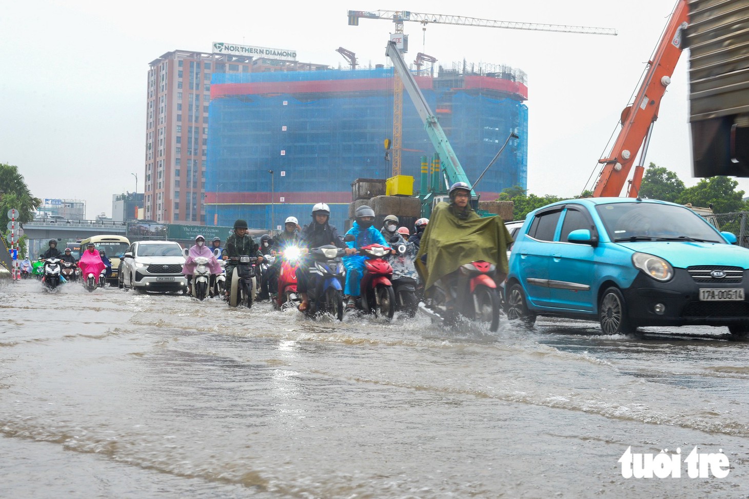 Đường phố tắc, ngập đúng giờ cao điểm, người Hà Nội đi gần 2 tiếng vẫn chưa tới được nơi làm việc - Ảnh 5.