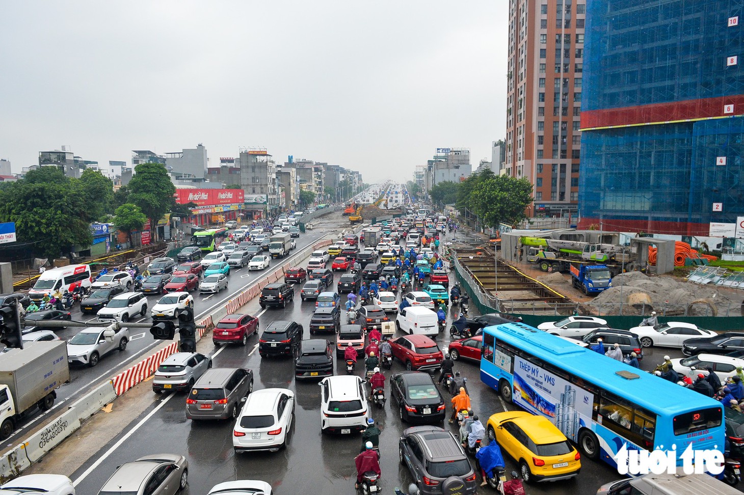 Đường phố tắc, ngập đúng giờ cao điểm, người Hà Nội đi gần 2 tiếng vẫn chưa tới được nơi làm việc  - Ảnh 6.
