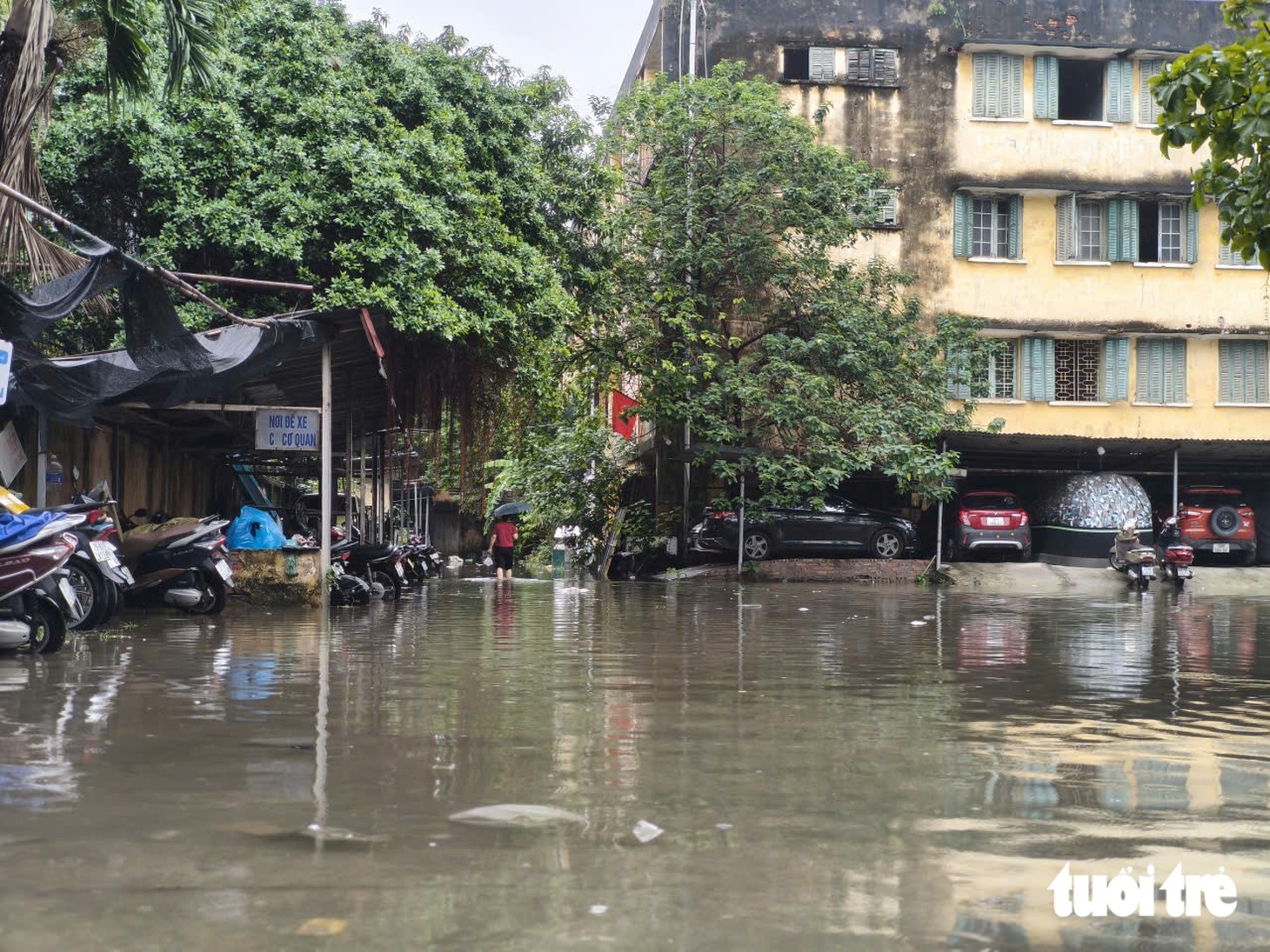 Đường phố tắc, ngập đúng giờ cao điểm, người Hà Nội đi gần 2 tiếng vẫn chưa tới được nơi làm việc  - Ảnh 8.