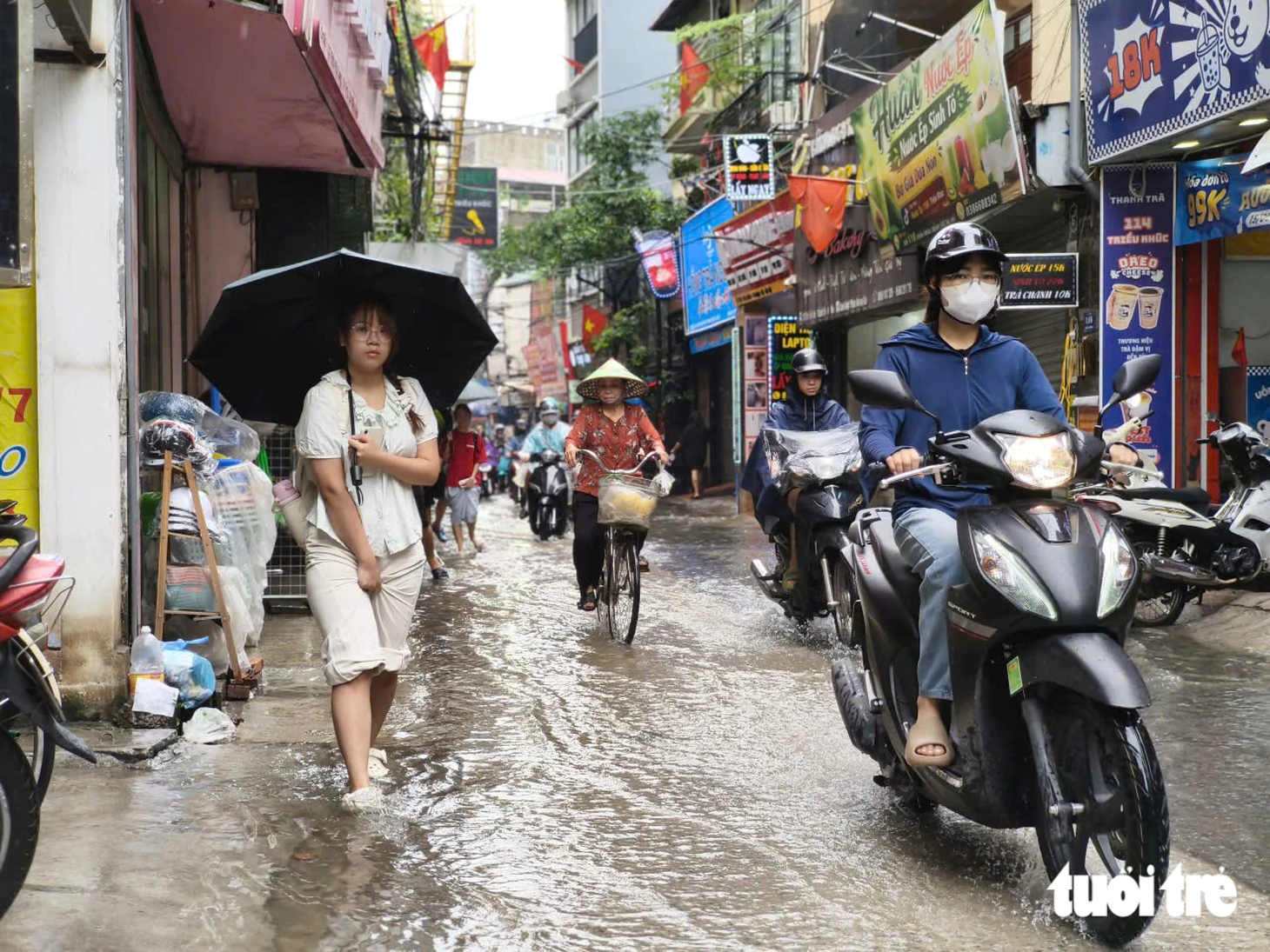 Đường phố tắc, ngập đúng giờ cao điểm, người Hà Nội đi gần 2 tiếng vẫn chưa tới được nơi làm việc  - Ảnh 9.