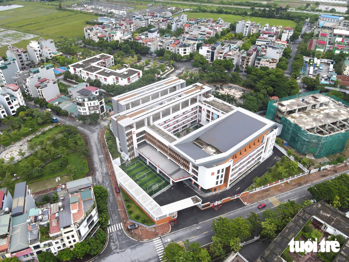 Trường tiểu học công lập 194 tỉ gây sốt với bếp ăn sáng choang, phòng nghỉ bán trú 'xịn sò' - Ảnh 1.