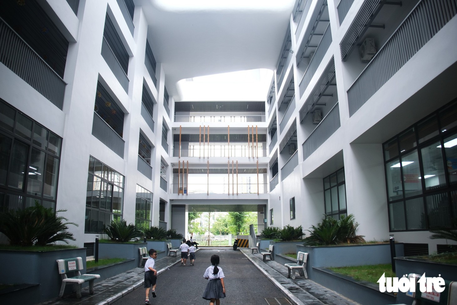 Trường tiểu học công lập 194 tỉ gây sốt với bếp ăn sáng choang, phòng nghỉ bán trú 'xịn sò' - Ảnh 2.