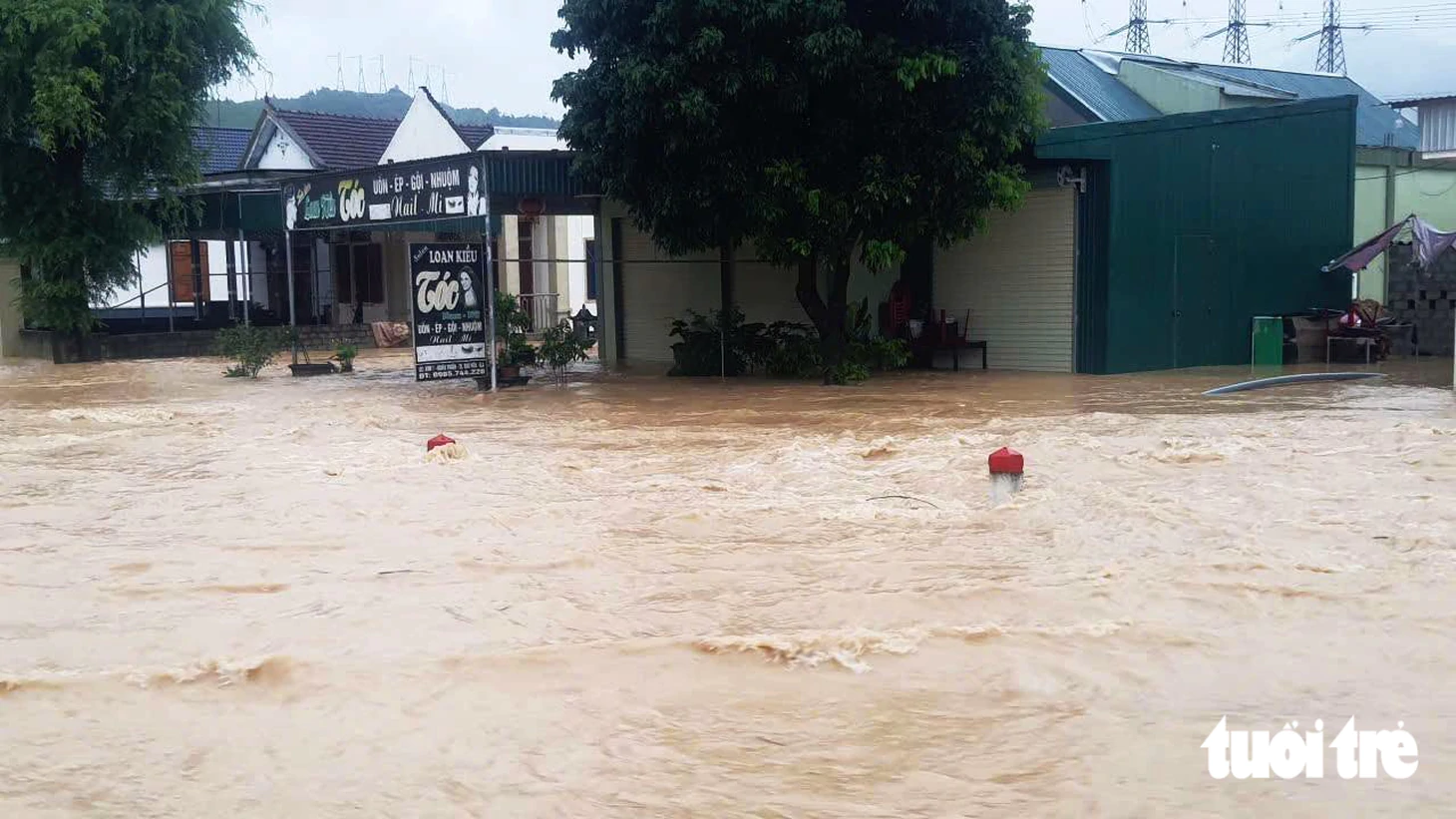 Quốc lộ ngập gần nửa mét, ô tô chết máy, Nghệ An đóng đường - Ảnh 4.