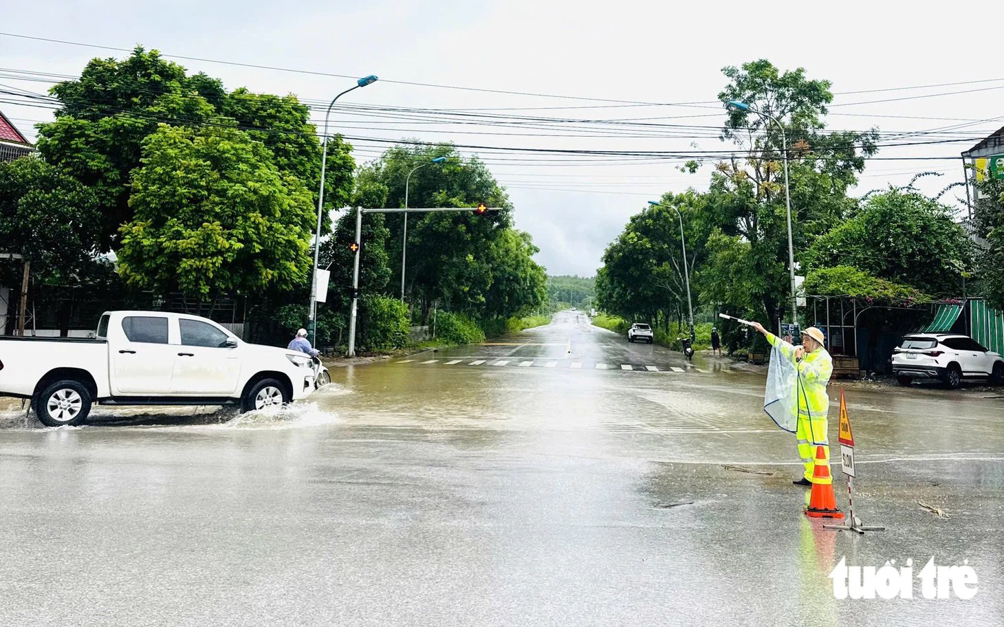 Quốc lộ ngập gần nửa mét, ô tô chết máy, Nghệ An đóng đường - Ảnh 10.