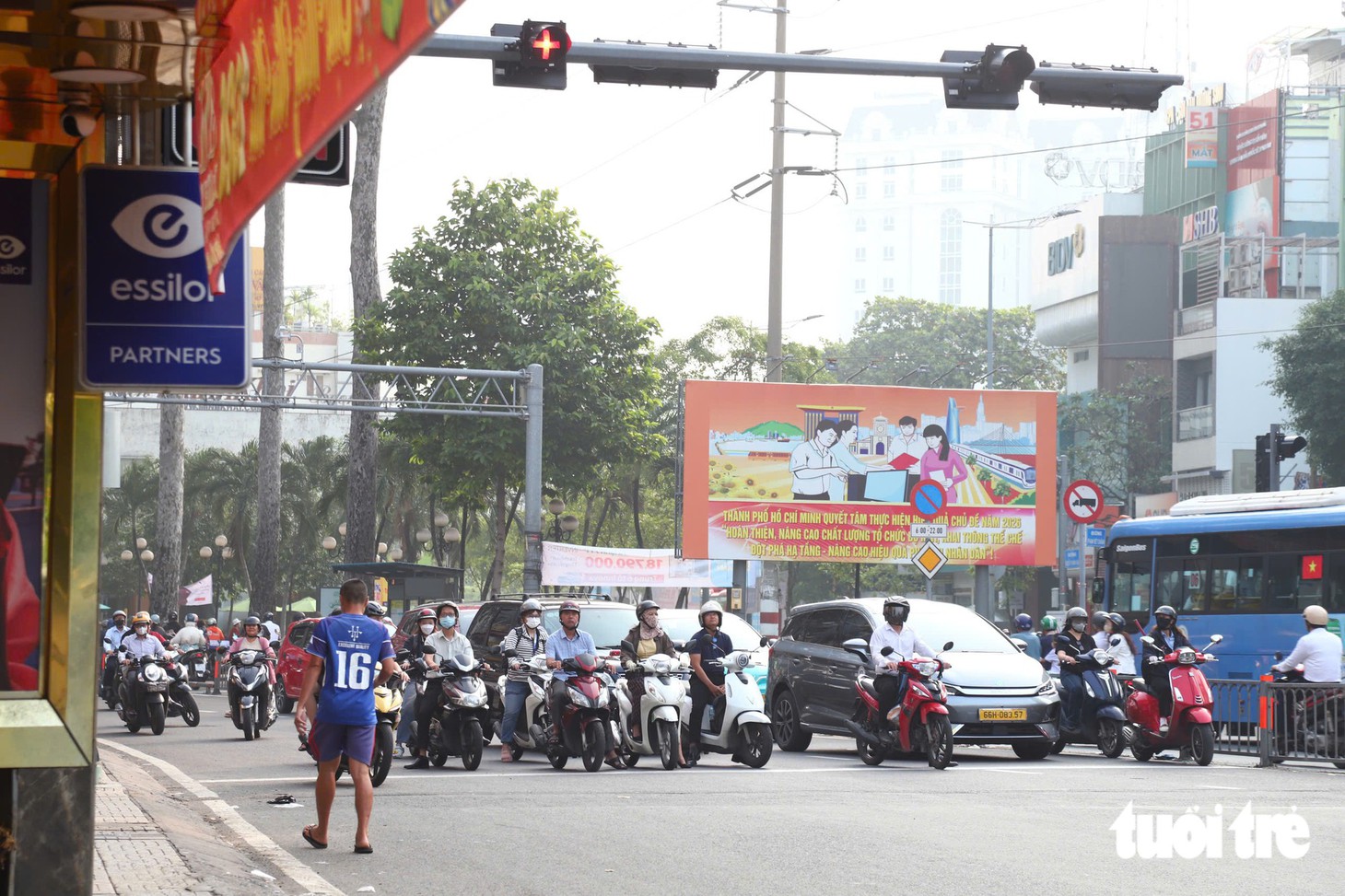 Xe máy được chạy thẳng liên tục ở vòng xoay ngã 6 Cộng Hòa, nhiều người dân còn loay hoay - Ảnh 3.