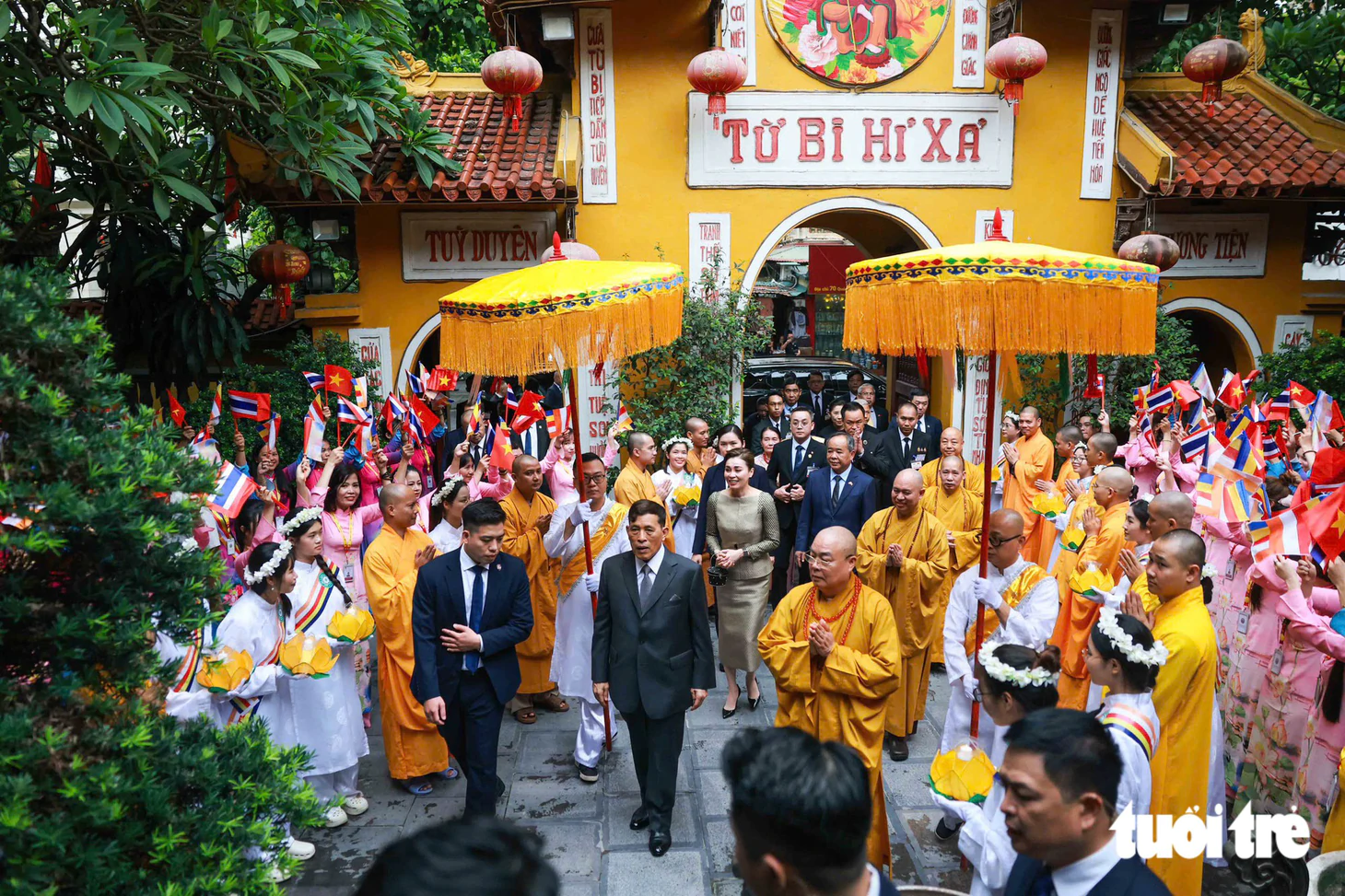 Nhà vua Thái Lan và Hoàng hậu lễ Phật tại chùa Quán Sứ - Ảnh 2.