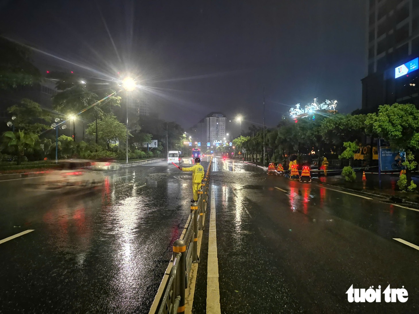 Công nhân ứng trực giữa đêm, ăn vội bánh mì để quay trở lại tiêu thoát nước cho Hà Nội ngày mưa lớn - Ảnh 3.