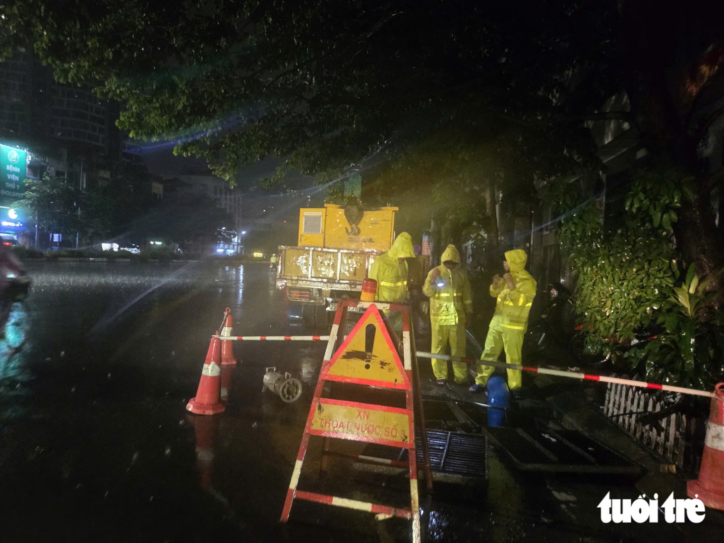 Công nhân ứng trực giữa đêm, ăn vội bánh mì để quay trở lại tiêu thoát nước cho Hà Nội ngày mưa lớn - Ảnh 5.