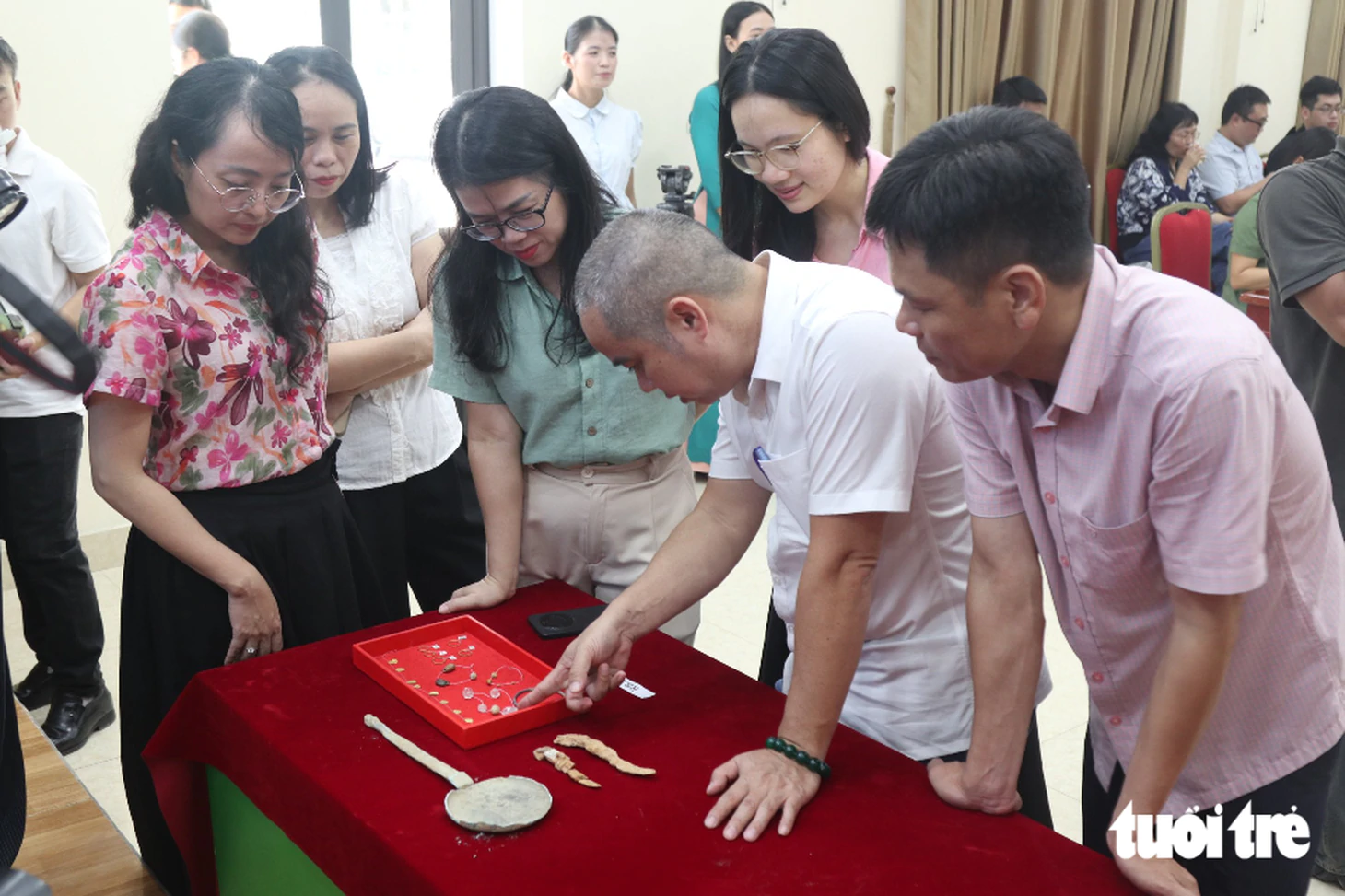 Cận cảnh kiếm, trang sức, bình gốm trong mộ gạch gần 1.600 năm tuổi - Ảnh 15.