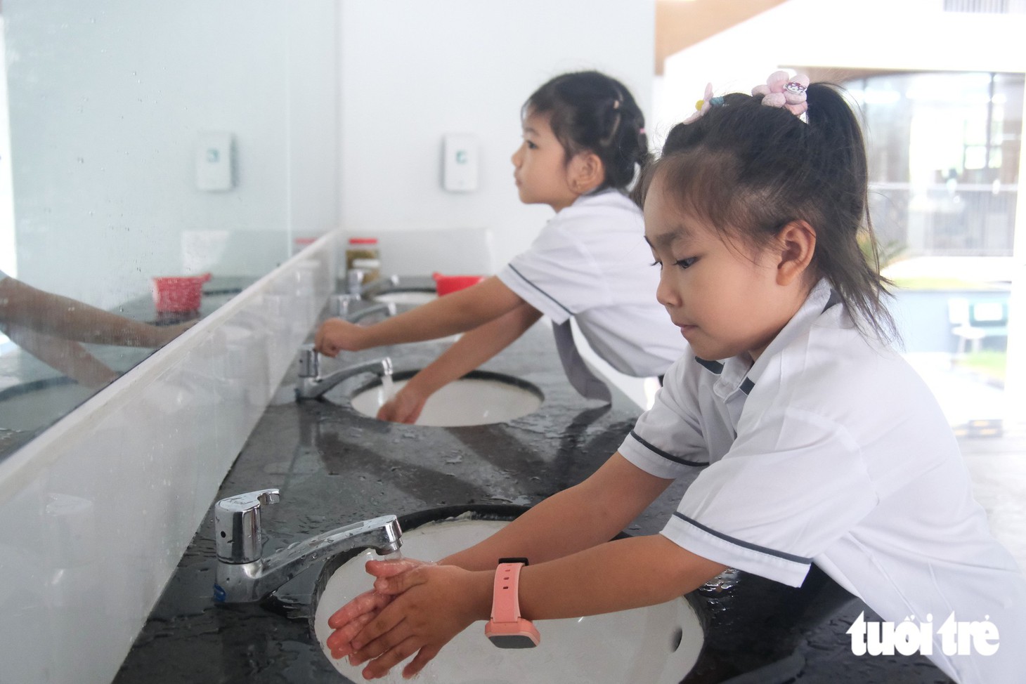Trường tiểu học công lập 194 tỉ gây sốt với bếp ăn sáng choang, phòng nghỉ bán trú 'xịn sò' - Ảnh 19.
