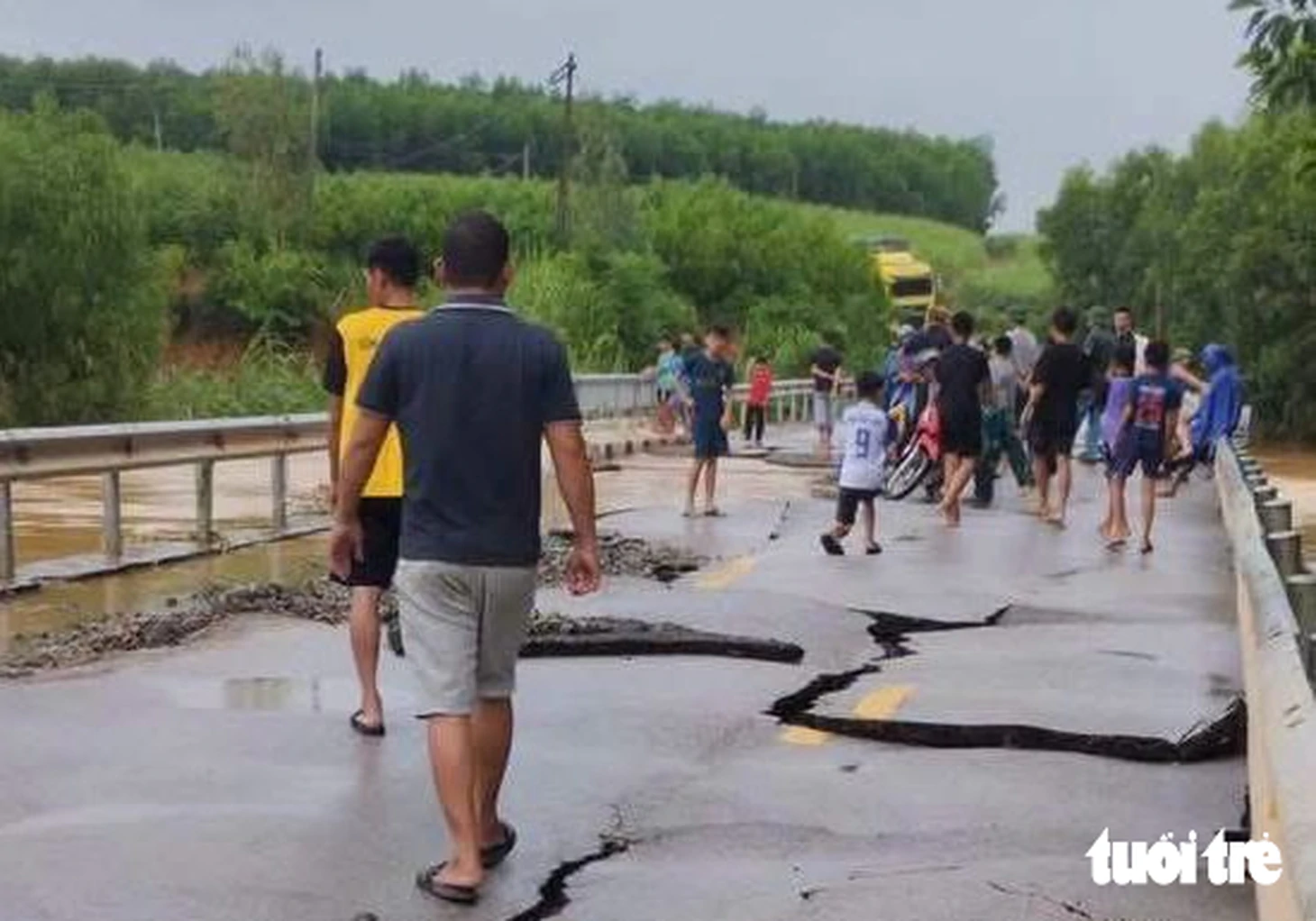 Nước lũ rút, lộ mặt đường quốc lộ vỡ như 'bánh đa vỡ' - Ảnh 3.