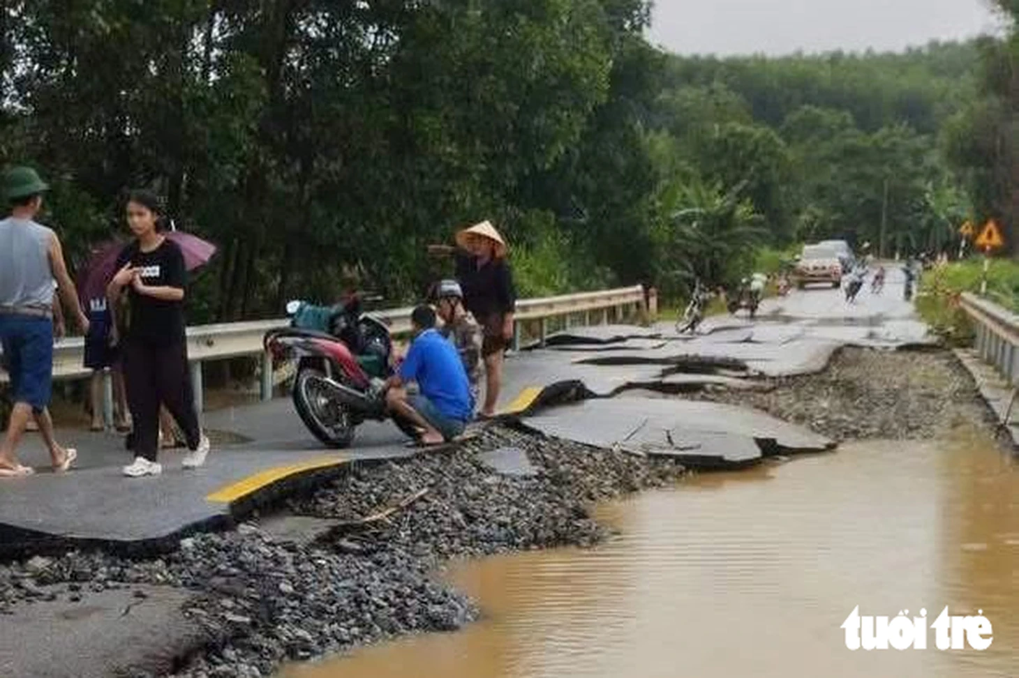 Nước lũ rút, lộ mặt đường quốc lộ vỡ như 'bánh đa vỡ' - Ảnh 4.