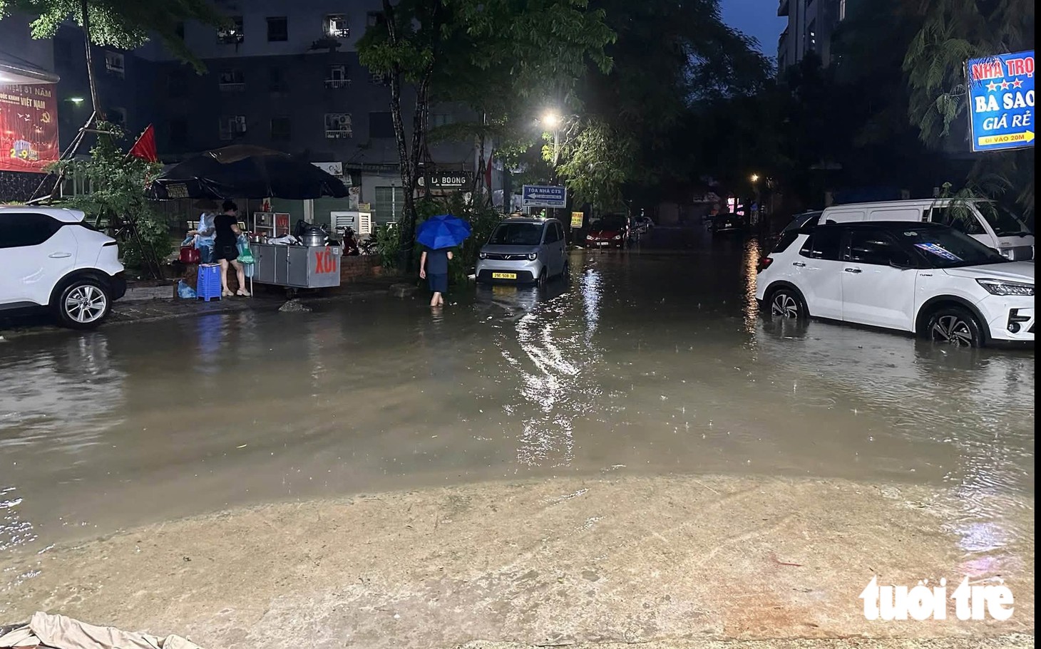 Mưa lớn xuyên đêm, sáng 17-9, Hà Nội ngập nhiều nơi, một số trường cho học sinh nghỉ học  - Ảnh 7.