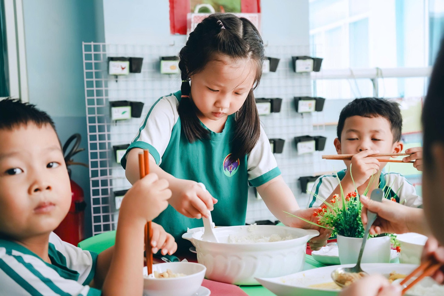 Bất ngờ với 3 cách ăn bán trú của trẻ mầm non ở TP.HCM - Ảnh 1.